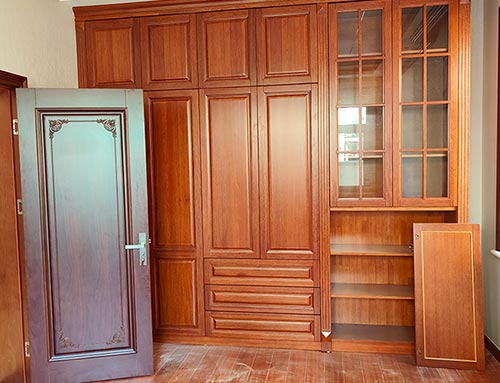 虎门港管委会中式家庭装修里定制的实木衣柜效果图